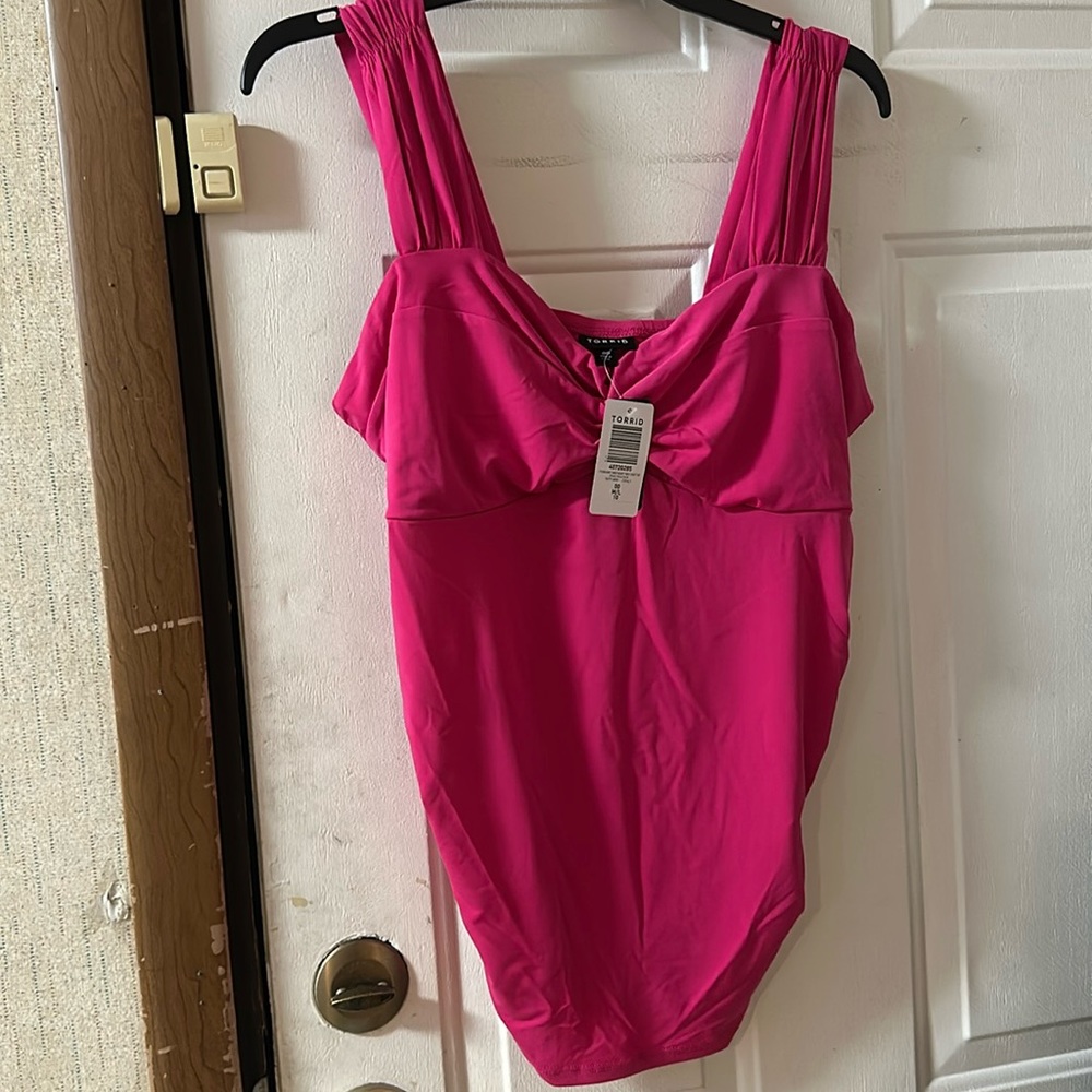 *HP* TORRID STUDIO KNIT SWEETHEART TWIST CROP TOP: PINK: NEW WITH TAGS: 00 (M/L)